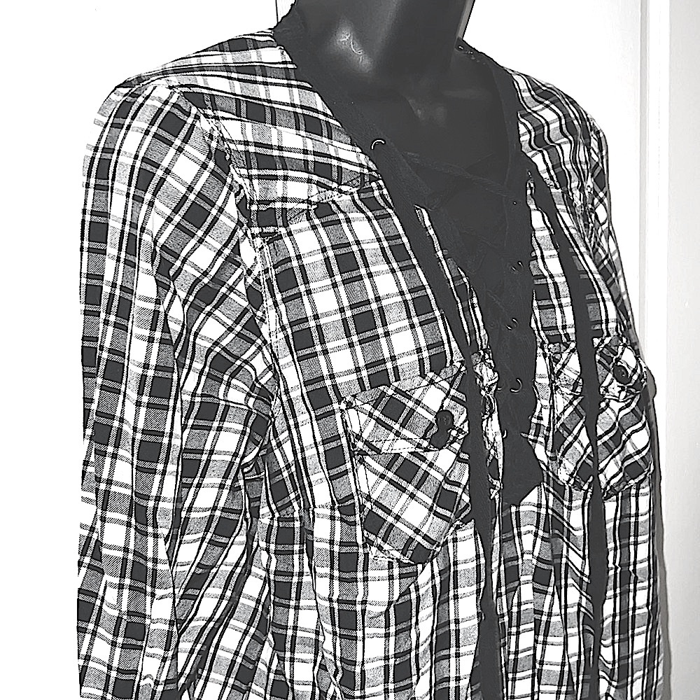 TORRID ๐ค COTTON BLACK/WHITE PLAID LONG SLEEVE LACE-UP BLOUSE TOP Size 1 (14/16) - Picture 2 of 13